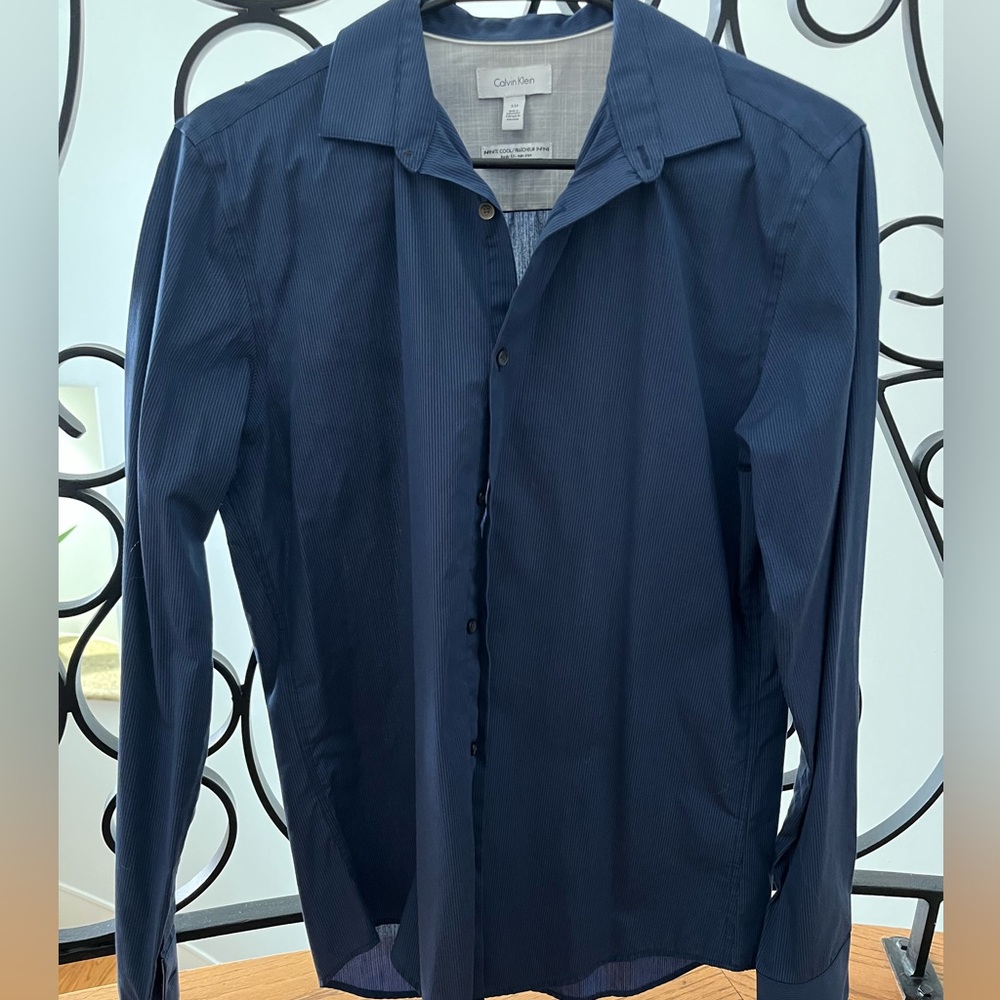 Calvin Klein non-iron, body fit, infinite cool long-sleeve shirt. Navy Size S/P